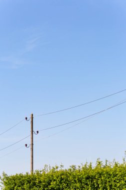 telgraf direğine Güney Almanya'da bahar güneşli gün, mavi gökyüzü ufukta