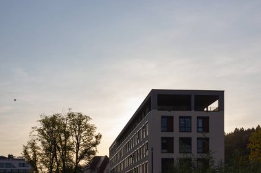 modern ofis bina bahar akşam şehir stuttgart yakınındaki Güney Almanya'da güneş ışınları ile gün batımında