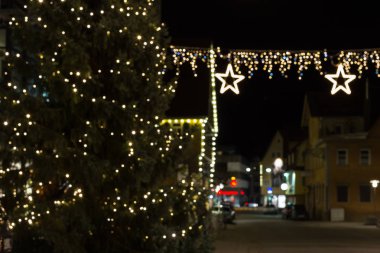 bulanık Noel Noel ağacı şehrin güney Almanya Münih ve stuttgart yakınındaki Aralık akşam tarihi satış alanı'nda
