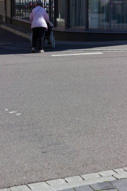 Üst düzey Bayan yürüyüş ve tekerlekli sandalyeye mahkum, Almanya kadın yardım.