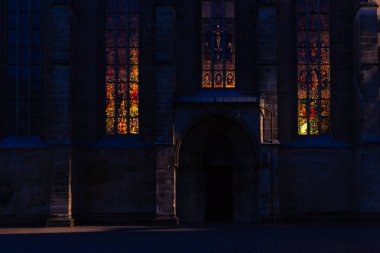 tarihi kent schwaebisch gmuend Güney Almanya'da mavi saat akşam kilisede chatholic