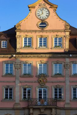 Belediye Binası cephesi Güney Almanya tarihi kent schwaebisch gmuend saat ve çan kulesi ile