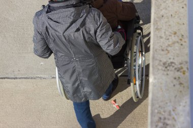 yürüyerek şehir parkı Güney Almanya'da Şubat güneşli gün bir şehir olan tekerlekli sandalye ile üst düzey Bayan