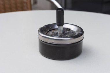 kül tablası üzerinde tablo Kupası harika bir bahar tatil öğleden sonra Güney Almanya'da bir kahve