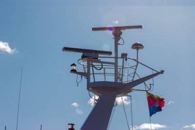 Hamburg gemi teçhizatları ve Dock ayrıntılarını baca dumanı üzerinde bir sprintime Mart öğleden sonra güneş mavi gökyüzü ve bulutlar ile parlak