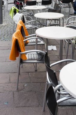 bir tatile bahar öğleden sonra Güney Almanya tarihi şehirde oturma Cafe bistro masa sandalye