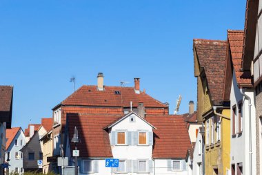 Şehir cepheler rooftops anten baca bahar akşam Güney Almanya'da