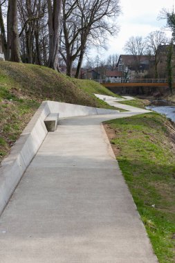 patika boyunca riverside adlı Doğu Güney Almanya kırsal tatil ilkbaharda