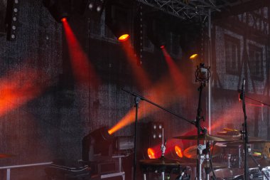 Güney Almanya şehir schwaebisch gmuend popmusic festivalinde sahnede lambaların kırmızı ve sarı kirişler
