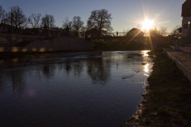 Güney Almanya Münih ve stuttgart yakınındaki tarihi bir şehirde bir Noel Aralık öğleden sonra bir günbatımı güneş