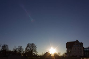 Güney Almanya Münih ve stuttgart yakınındaki tarihi bir şehirde bir Noel Aralık öğleden sonra bir günbatımı güneş