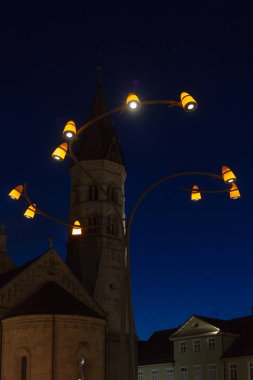 lambası mavi saat Güney Almanya'da bahar tatil akşam gökyüzü günbatımı üzerinde