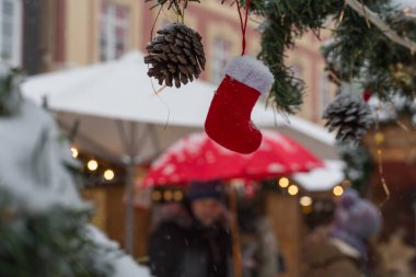 Işıklar lambaları ve dekorasyon Aralık zaman şehirde Güney Almanya Münih ve stuttgart yakınındaki advent tarihsel bir Pazar ile Noel piyasasında kar yağışı