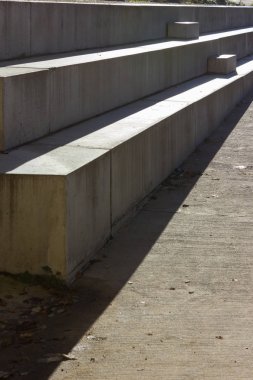 Aralık ayında köprü ve beton elemanları ile bir riverside Bulvarında Noel advent Güney Almanya'da Münih şehir ve stuttgart yakınındaki güneşli gün mavi