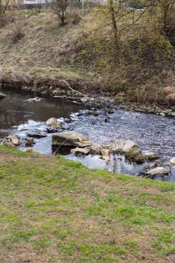 nehir yüzen nesneler ve küçük dalgalar halinde güneye Alman tarihi kent Doğu bahar yansıtma ile yüzey görünümü