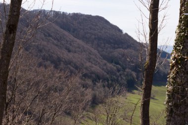 Güney Almanya'da Paskalya bahar güneşli mavi gökyüzü gün, dağ manzarası