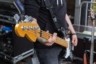 siyah arka plan ve kahverengi turuncu renk ile sahnede gitar oyuncu ayrıntıları