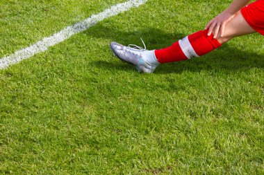 Amatör Futbol maçı güneşli bahar gün basit stadyum üzerinde oynarken amatör futbol sahası ve oyuncular ayrıntılarını hazırlamak