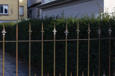 Cephe detayları ve Güney Almanya şehirde kış ay Ocak güneşli öğleden sonra tarihi şehir, çitler