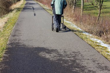 komuta sizde rollator bikeway ve güneşli kış günü Güney Almanya'da mavi gökyüzü ile ile