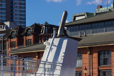 Hamburg gemi teçhizatları ve Dock ayrıntılarını baca dumanı üzerinde bir sprintime Mart öğleden sonra güneş mavi gökyüzü ve bulutlar ile parlak
