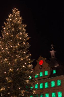 Townhall yakınındaki Pazar yerinde advent Noel zaman akşamları bir şehir şehir munich yakınındaki güney Almanya Aralık ve stuttgart