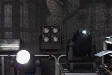 siyah beyaz lambalar kiriş ve arka plan ile müzisyenler sahne