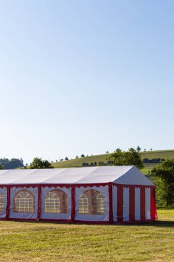 gölgelik ile windows ve Güney Almanya mavi gökyüzü güneşli gün, bahar çayırda kırmızı beyaz çizgili