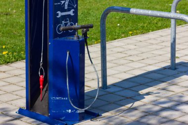 Bisiklet Servis İstasyonu ve ayrıntıları araçları güçlü mavi kırmızı renkler ve tüm metin olduğunu ölçümleri psi min max hava