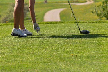 Tabii ki güzel yeşil çim ve güneş ilkbahar Güney Almanya kırsalında çaların Golf