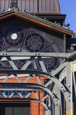 Hamburg balık pazarı mimari cephe detayları ve Kuzey Almanya güzel simgesel yapı bir bahar sıcak güneş üzerinde mavi gökyüzü