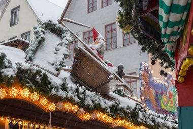 Atlıkarınca Noel tatil Aralık itibariyle pazarda Güney Almanya tarihi Münih şehir ve stuttgart yakınındaki eğleniyor çocuklu