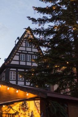 Aralık ayı kış akşam itibariyle advent Noel pazarında Almanya Noel süsleri.