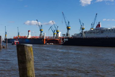 Hamburg Dock teçhizatları ve gemilerde bir sprintime Mart öğleden sonra güneş mavi gökyüzü ve bulutlar ile parlak
