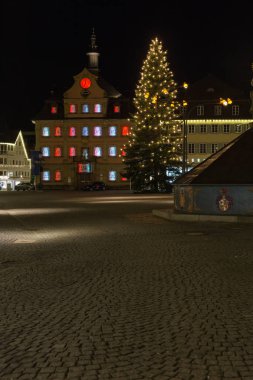 Townhall ve Pazar yerinde advent Noel zamanı akşam tarihi bir şehir munich yakınındaki güney Almanya Aralık ve stuttgart kentinde