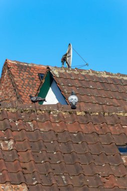 Şehir cepheler rooftops anten baca bahar akşam Güney Almanya'da