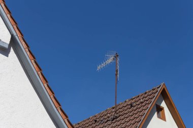 çatı Çatı Cephe Güney Almanya mavi gökyüzünde bahar gün üzerinden antenle