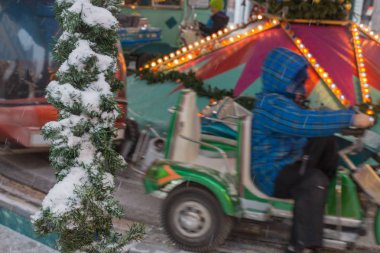 Atlıkarınca Noel tatil Aralık itibariyle pazarda Güney Almanya tarihi Münih şehir ve stuttgart yakınındaki eğleniyor çocuklu