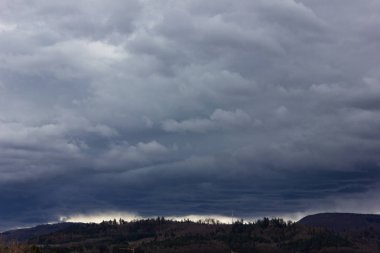 Güney Almanya dağ manzarası Paskalya bahar, fırtına
