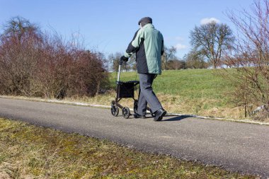 komuta sizde rollator bikeway ve güneşli kış günü Güney Almanya'da mavi gökyüzü ile ile