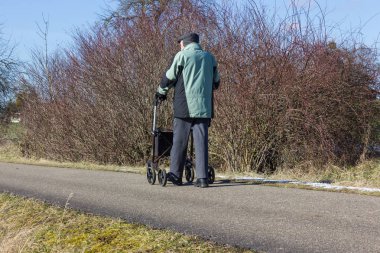 komuta sizde rollator bikeway ve güneşli kış günü Güney Almanya'da mavi gökyüzü ile ile