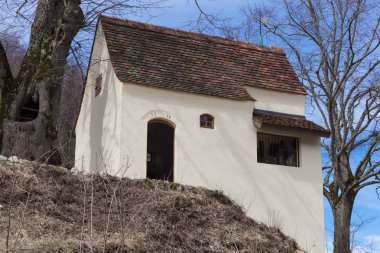 Güney Almanya'da yolculuk tutkusu tatil mavi gökyüzü güneşli bir günde, Paskalya bahar adlı eski bir meşe ağacının Chapel cephe detayları