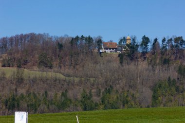Knights castle yüksek Güney Almanya'da Doğu bahar tatil bir dağda