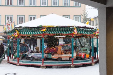 Atlıkarınca Noel tatil Aralık itibariyle pazarda Güney Almanya tarihi Münih şehir ve stuttgart yakınındaki eğleniyor çocuklu
