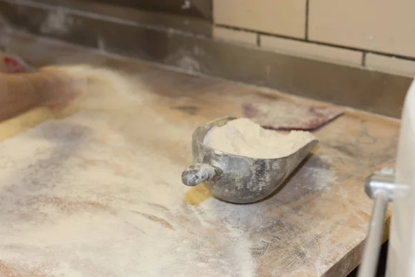 Menyiapkan Makanan Panggang Toko Roti Dengan Alat Alat Untuk Menyiapkan — Stok Foto