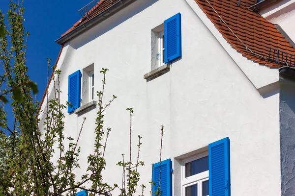 房子外观白色和蓝色在蓝天春季日在德国南部 — 图库照片