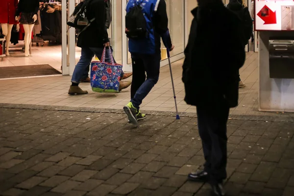 Люди Делают Покупки Декабре Рождественский Торговый Центр Юге Германии Недалеко — стоковое фото