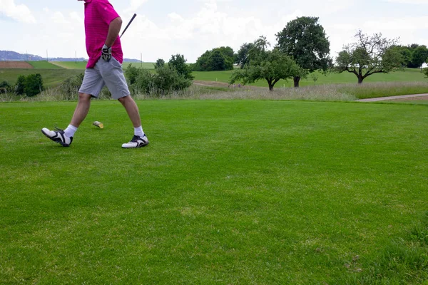 Homem Joga Golfe Gramado Verde Primavera Sul Alemanha — Fotografia de Stock