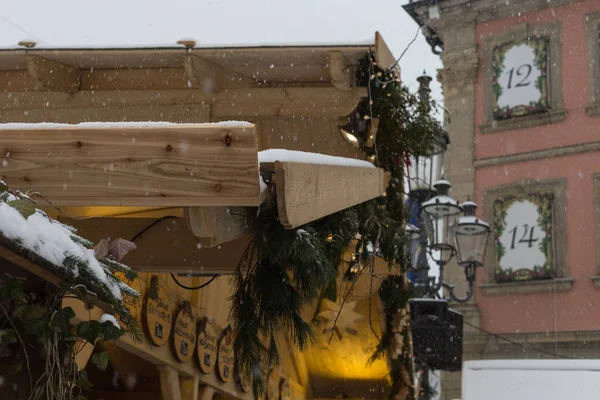 Sneeuwval Kerstmarkt Met Verlichting Lampen Decoratie Een Historische Markt Zuid — Stockfoto