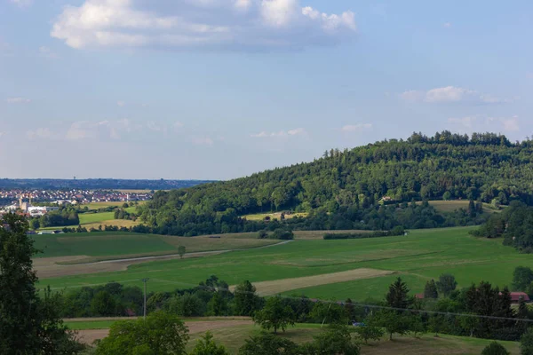 Paesaggio Primavera Campi Verdi Con Cielo Blu Nuvole Una Campagna — Foto Stock